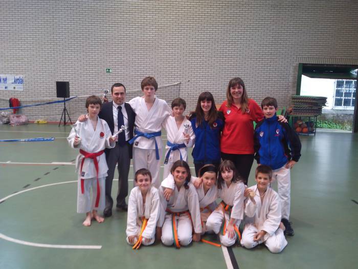 Lau domina karate Aloña Mendi Goiena.eus